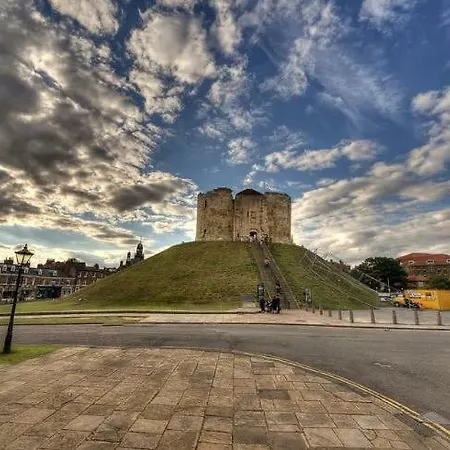 Flat 2 Bluebridge Cliffords Reach York